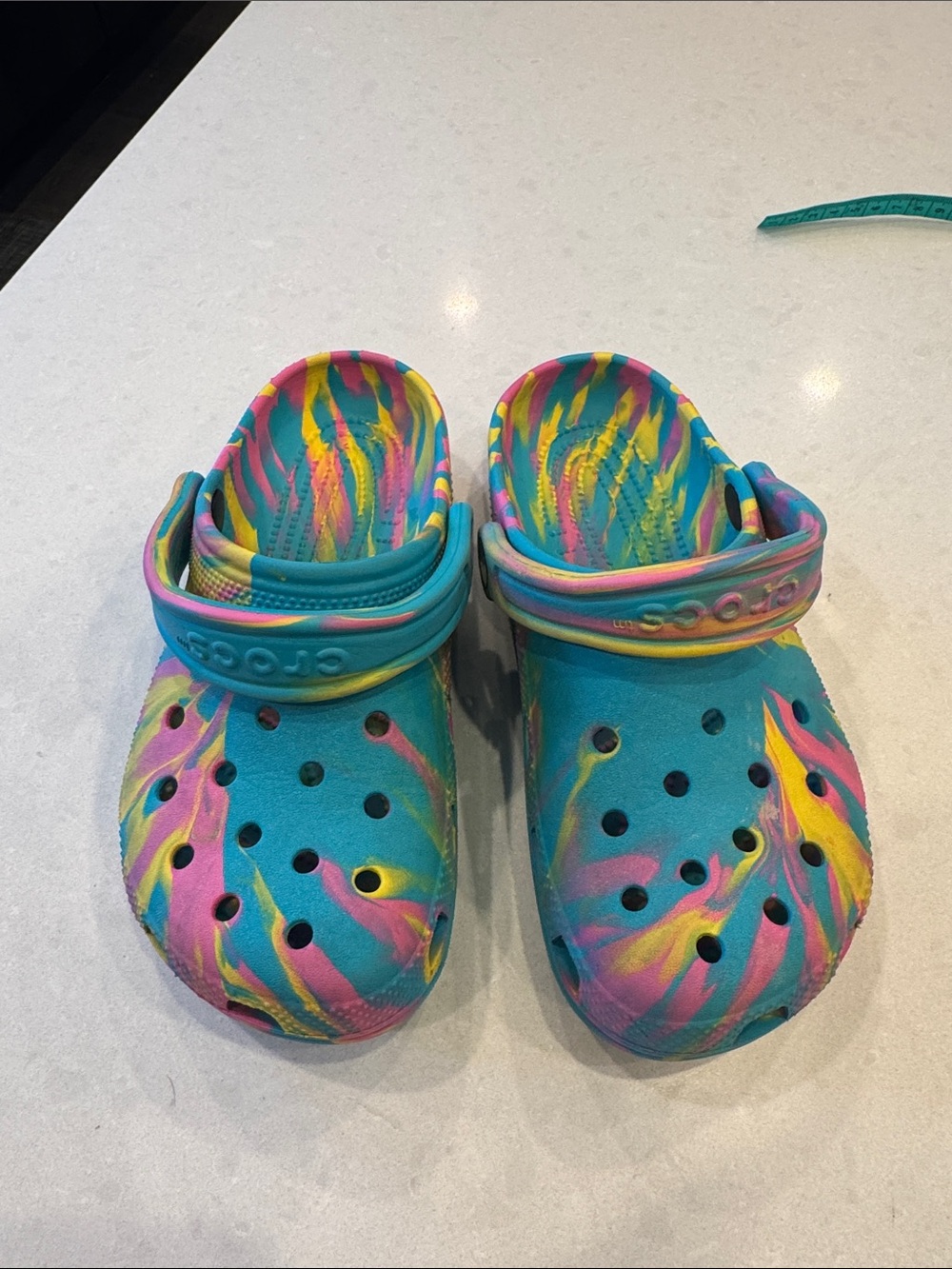 CROCS Kids' Turquoise Pink Yellow Swirl Clogs juinor  4